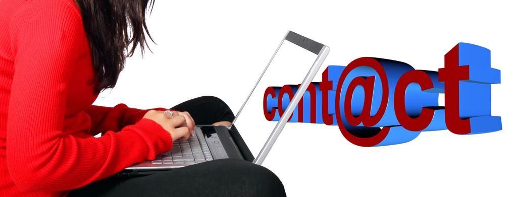 žena, která kontaktuje přes notebook dodavatele